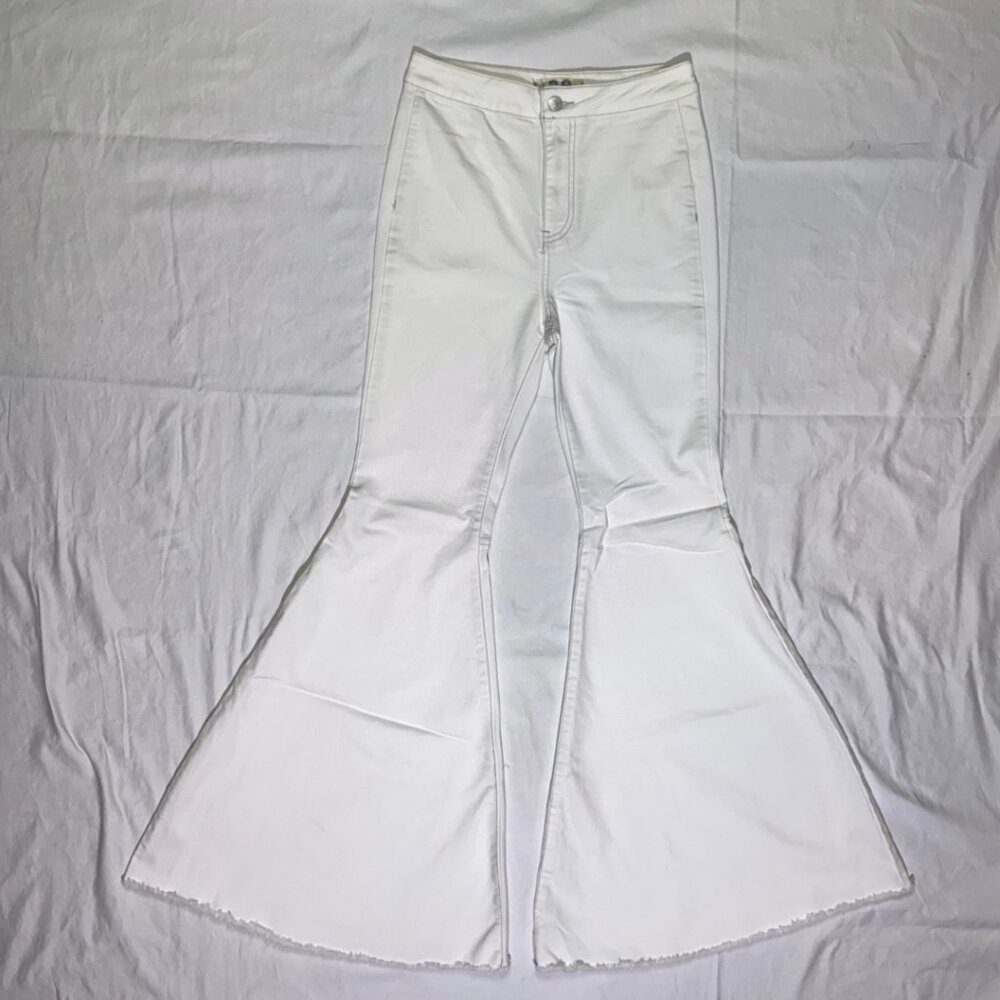 Free People "Just Float On" Super Flare White Jeans – Size 28 (US) / 10 (UK)